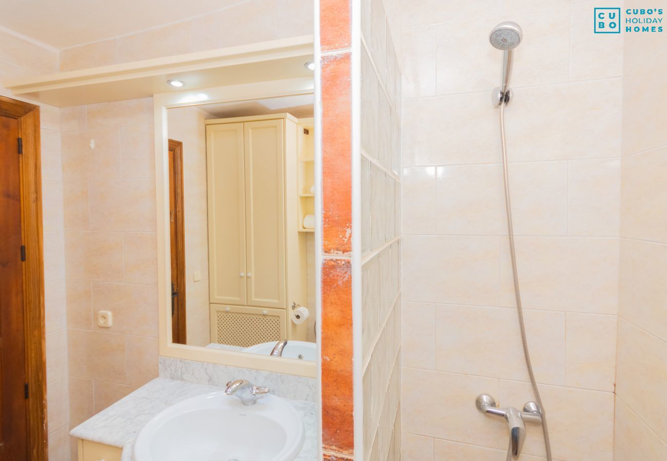 Baño de este apartamento rural en Mijas Pueblo