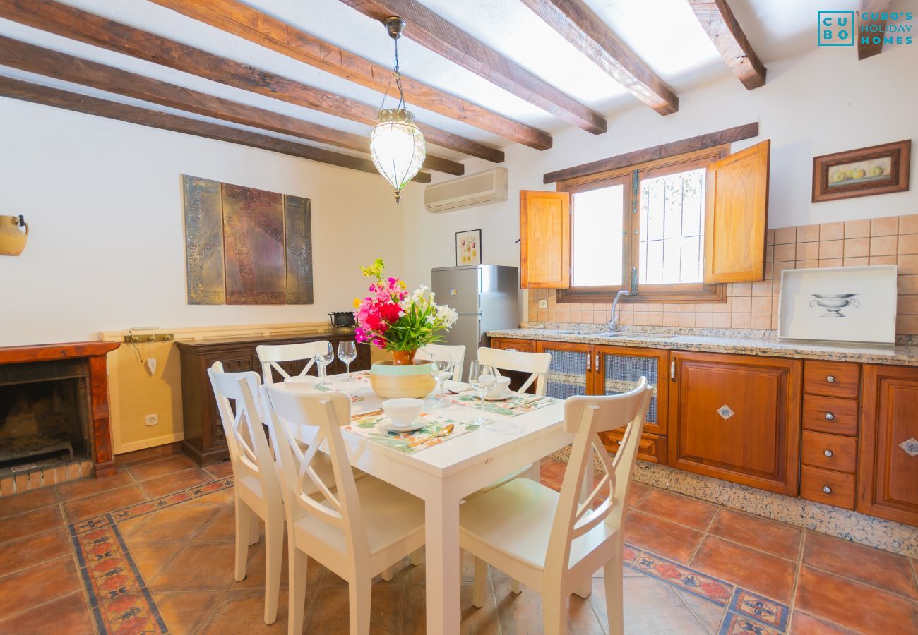 Salón comedor de este apartamento rural en Mijas Pueblo