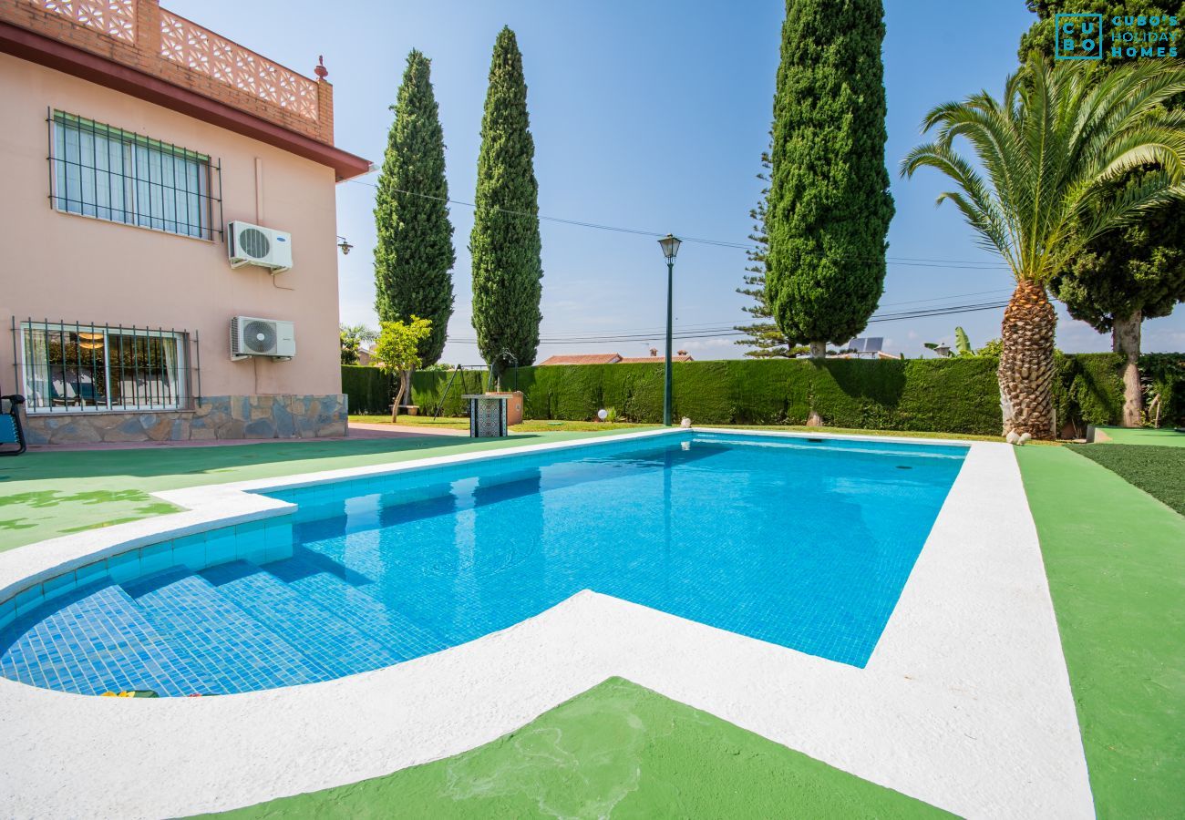 Piscina privada de esta casa en Alhaurín de la Torre