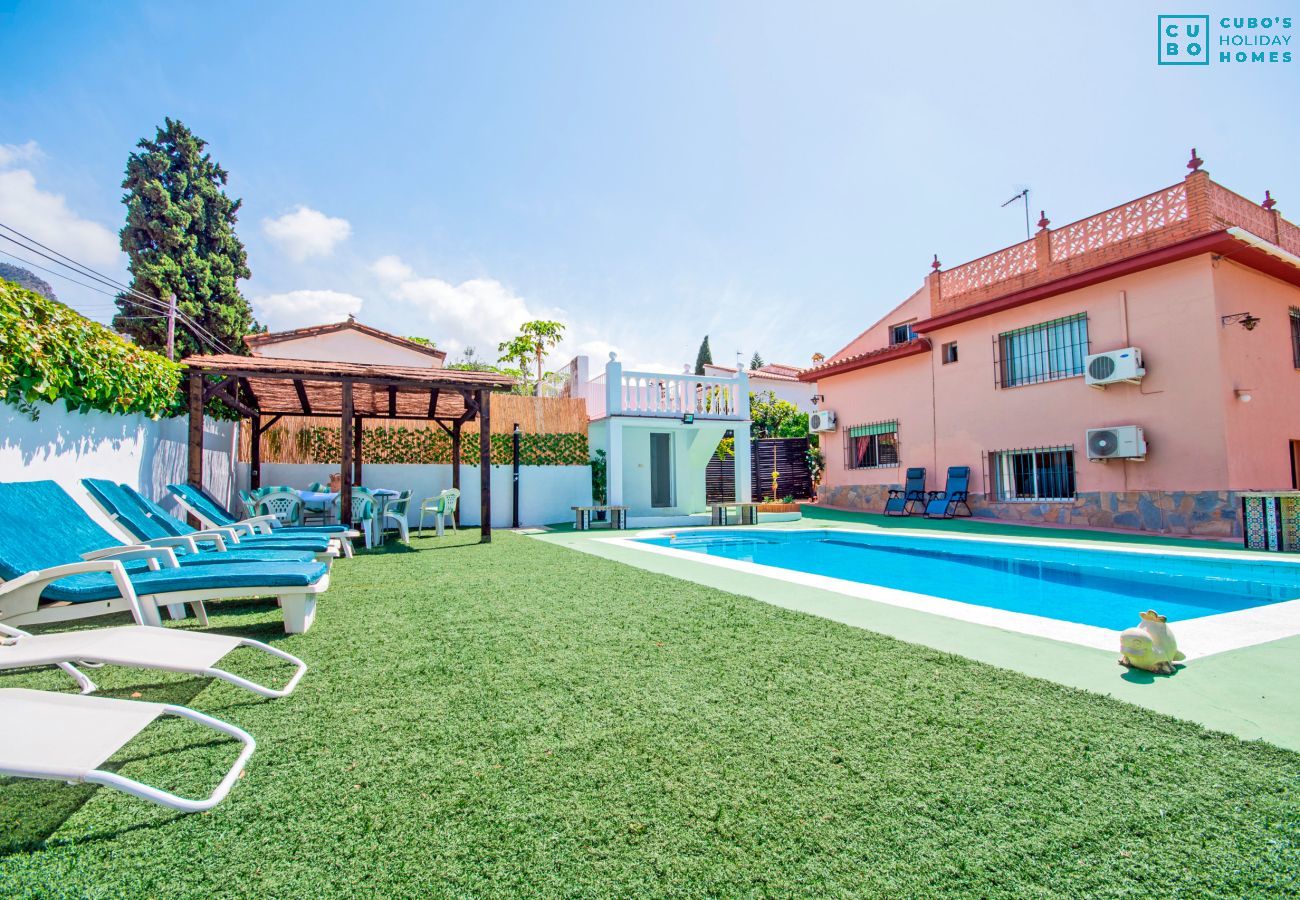 Villa vacacional en Alhaurín de la Torre con piscina