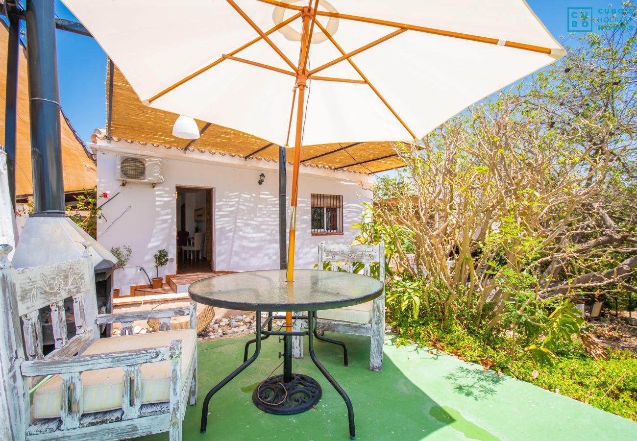 Terraza de esta casa rural en Coín