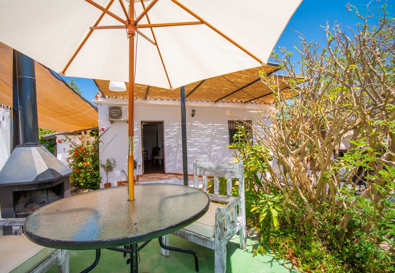 Terraza de esta casa rural en Coín