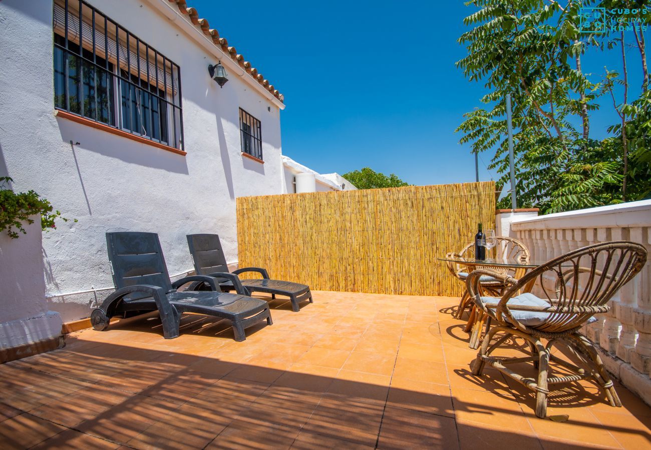 Terraza de esta casa rural en Coín