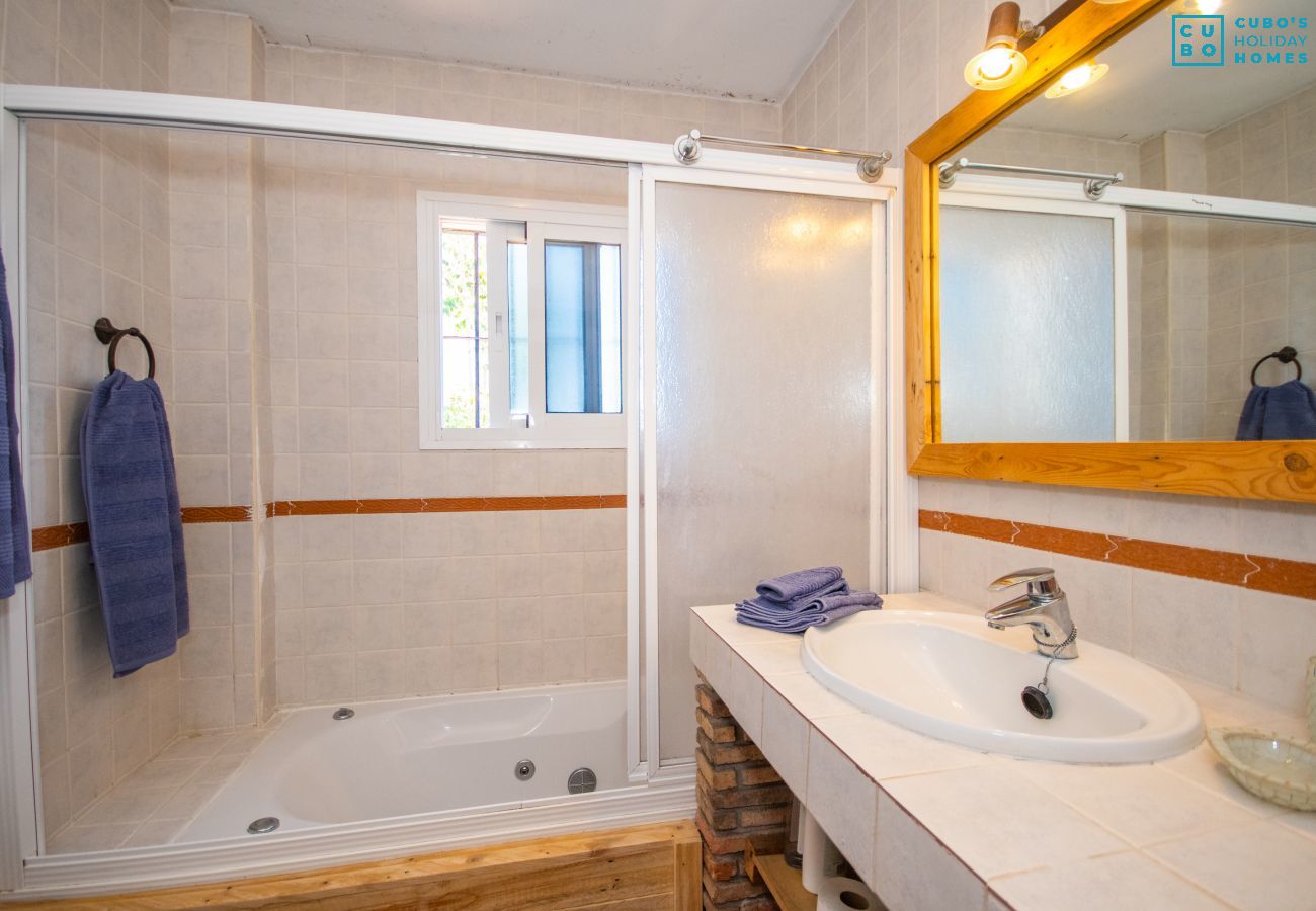 Baño de esta casa rural en Coín