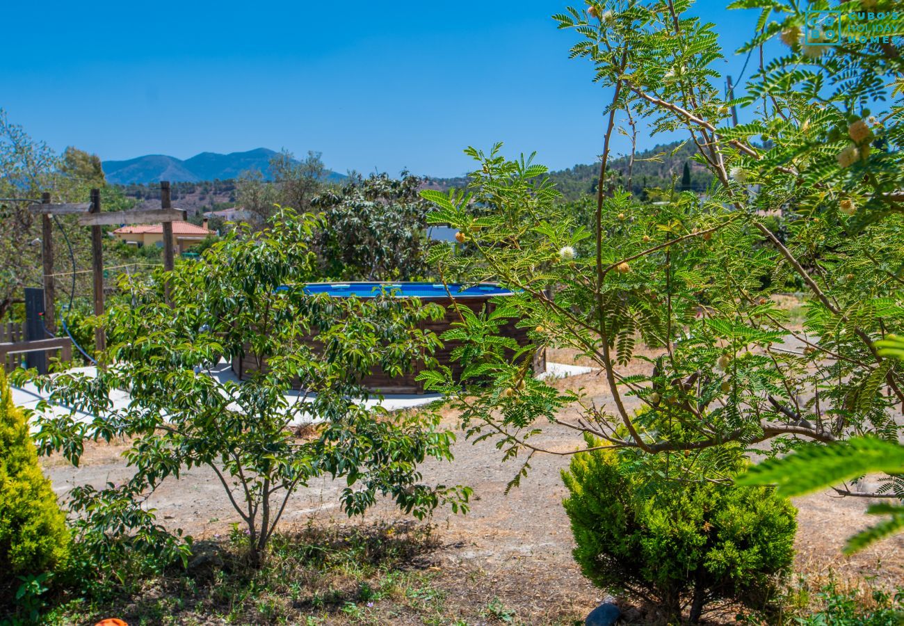 Jardín de esta casa rural en Coín