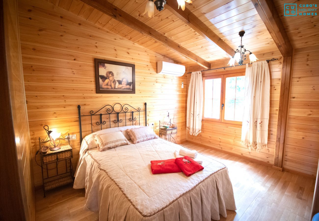 Dormitorio de esta casa de madera en Alhaurín el Grande