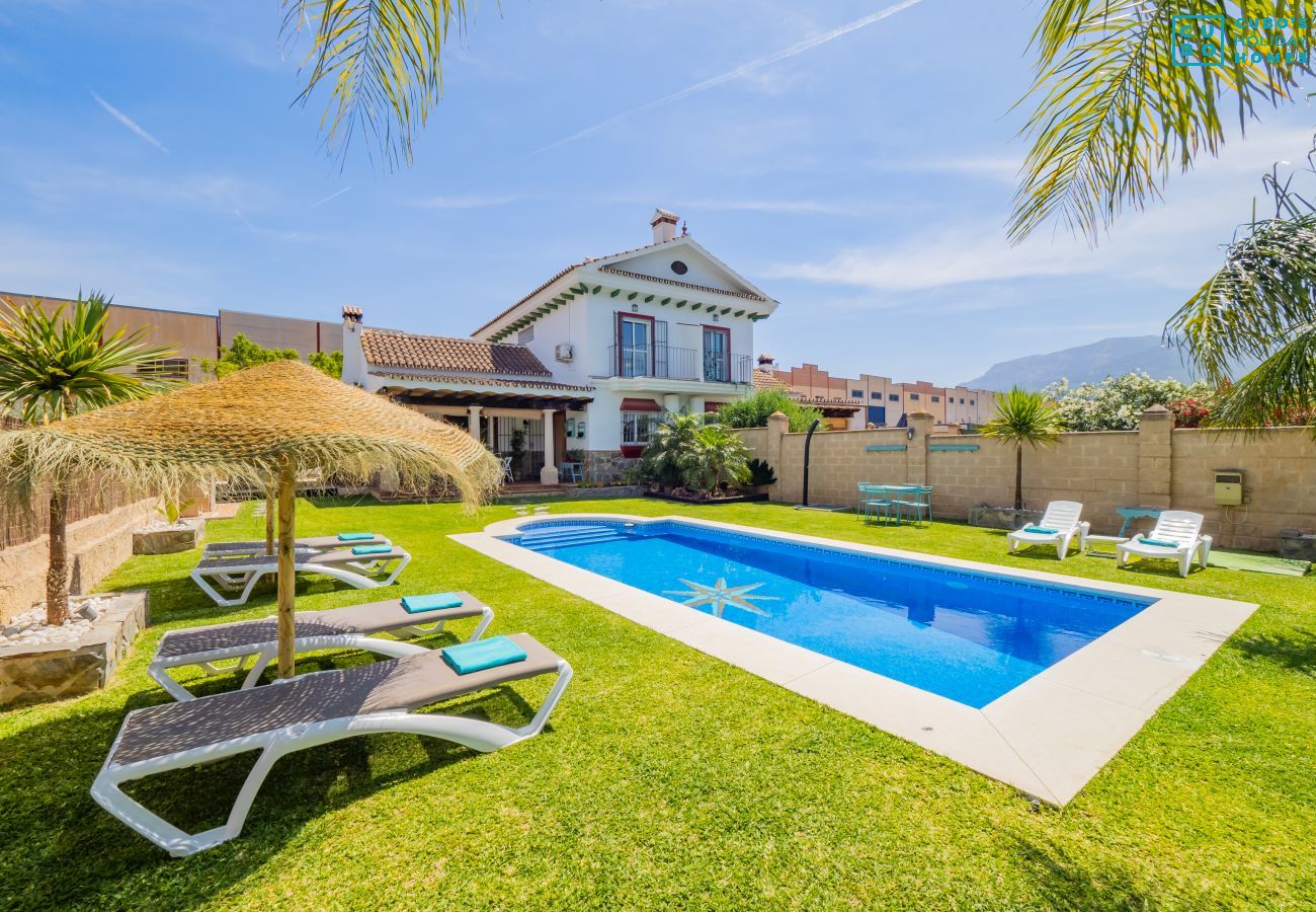 Vista de piscina privada de alojamiento rural en Málaga.