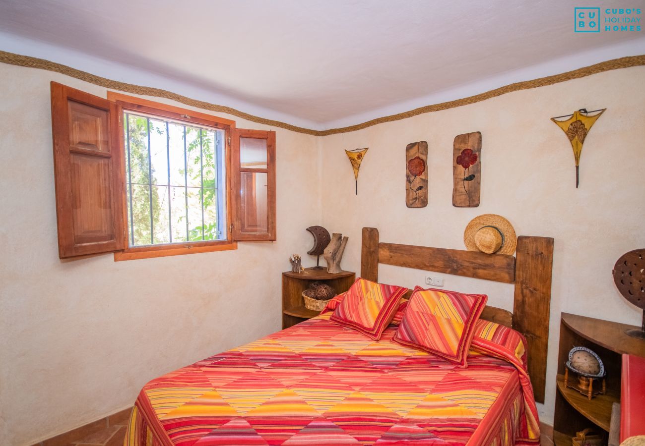 Dormitorio de esta casa rural en Guaro