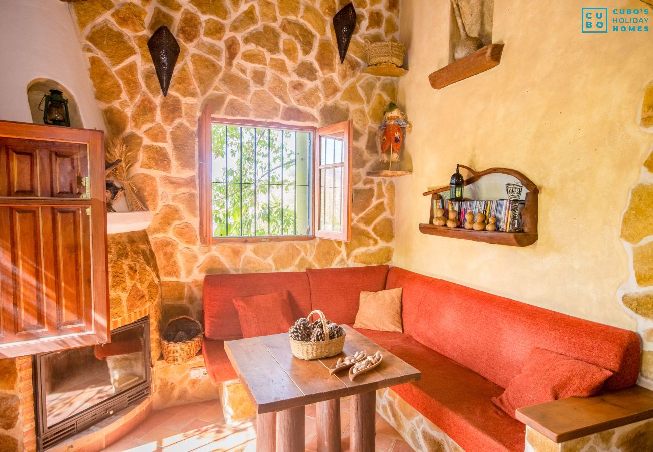 Salón de esta casa rural en Guaro