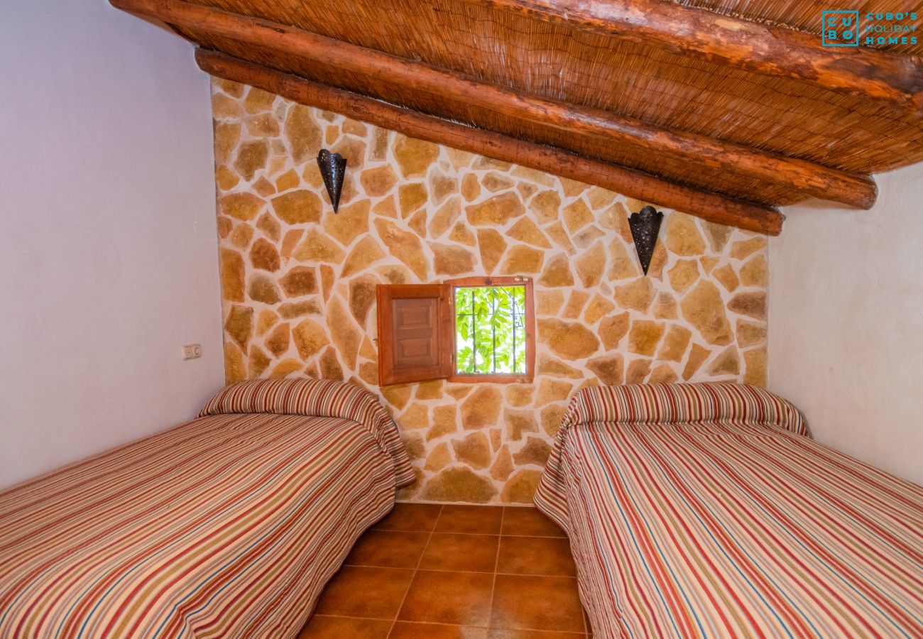 Dormitorio de esta casa rural en Guaro