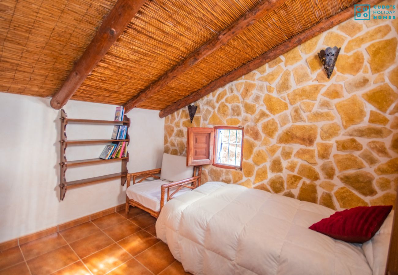 Dormitorio de esta casa rural en Guaro