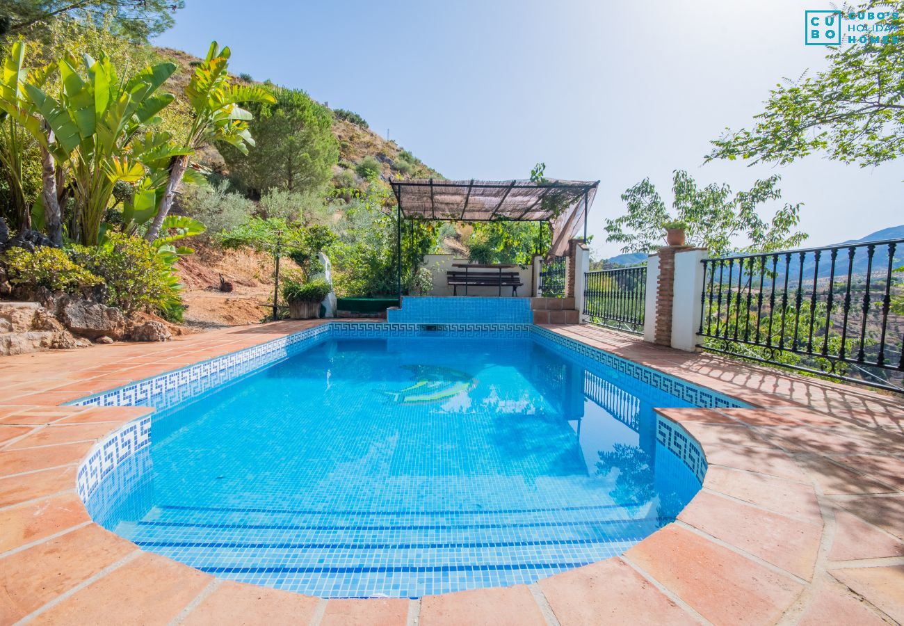 Piscina de esta casa rural en Guaro