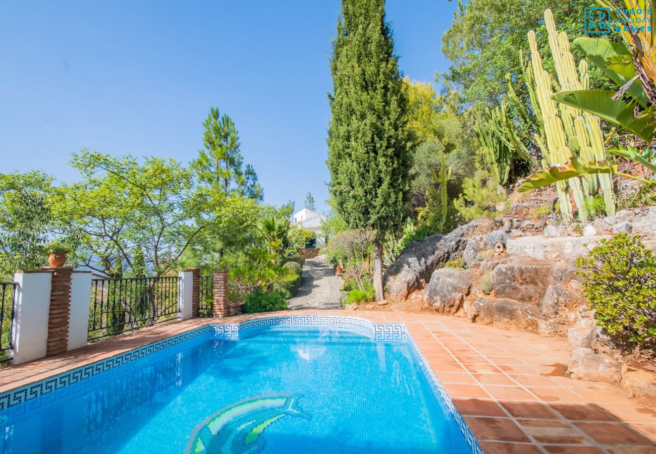 Piscina de esta casa rural en Guaro