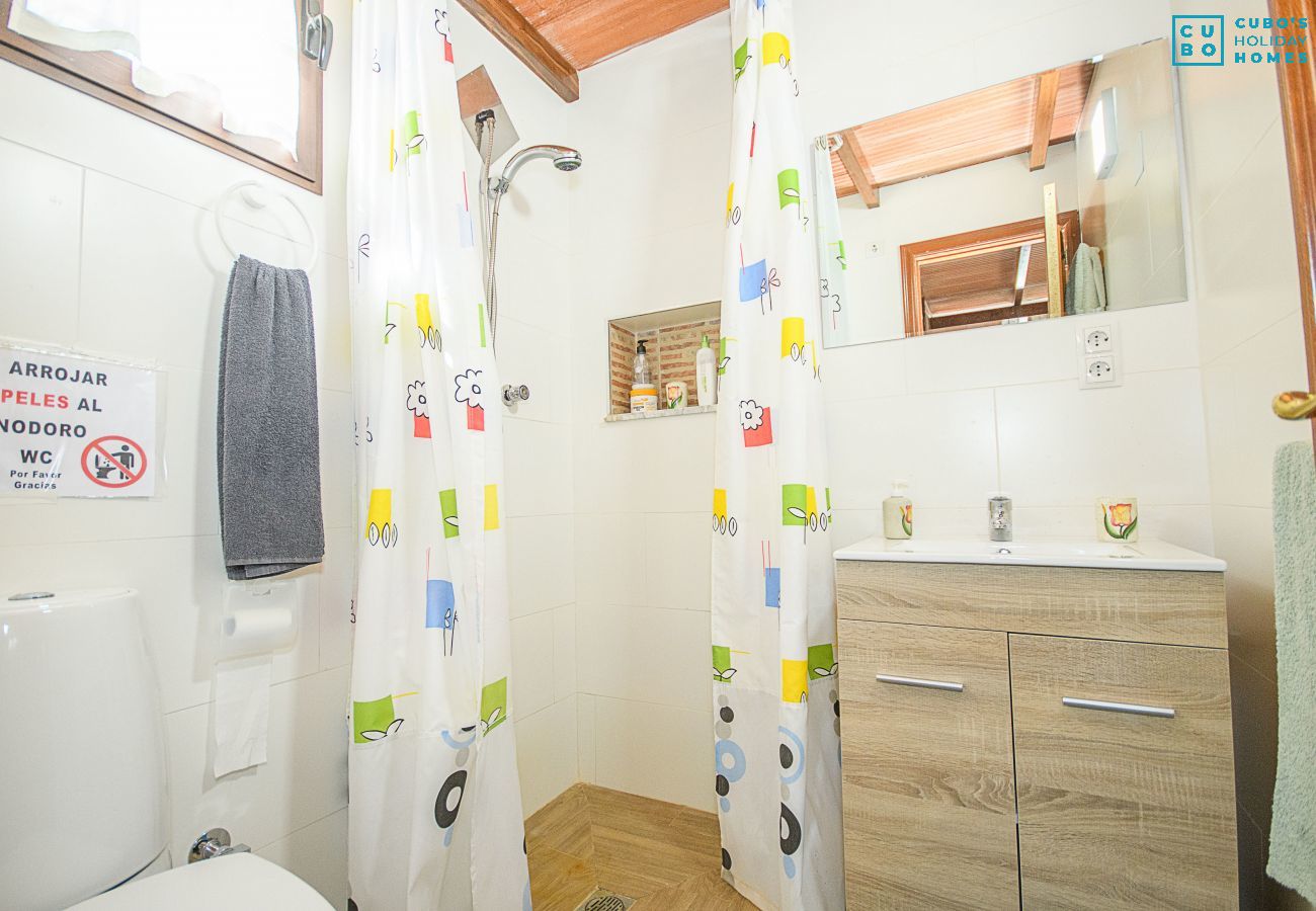 Baño de esta casa cerca de El Caminito del Rey