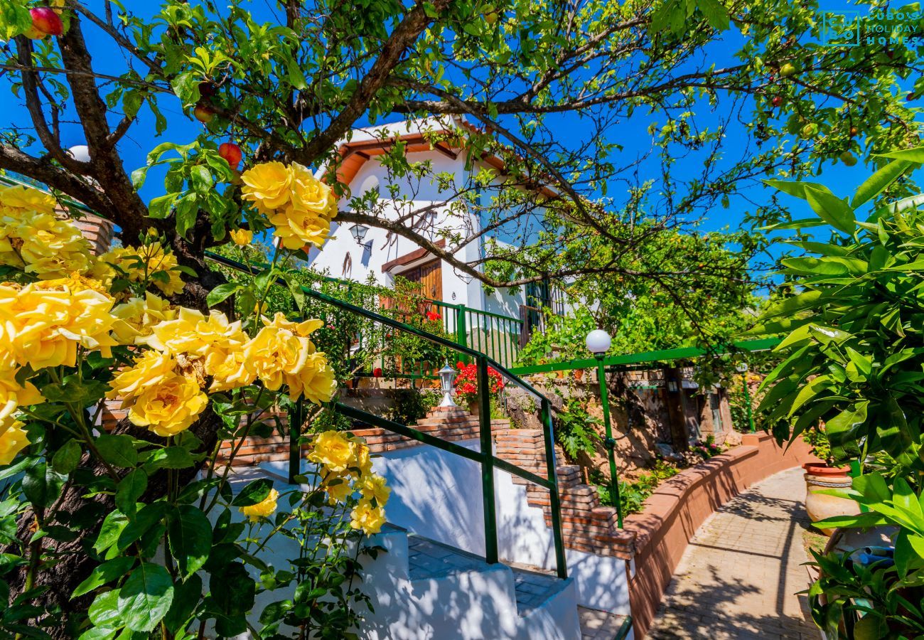 Jardín de esta casa cerca de El Caminito del Rey