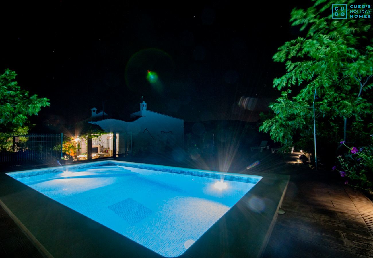 Piscina de esta casa rural en Coín