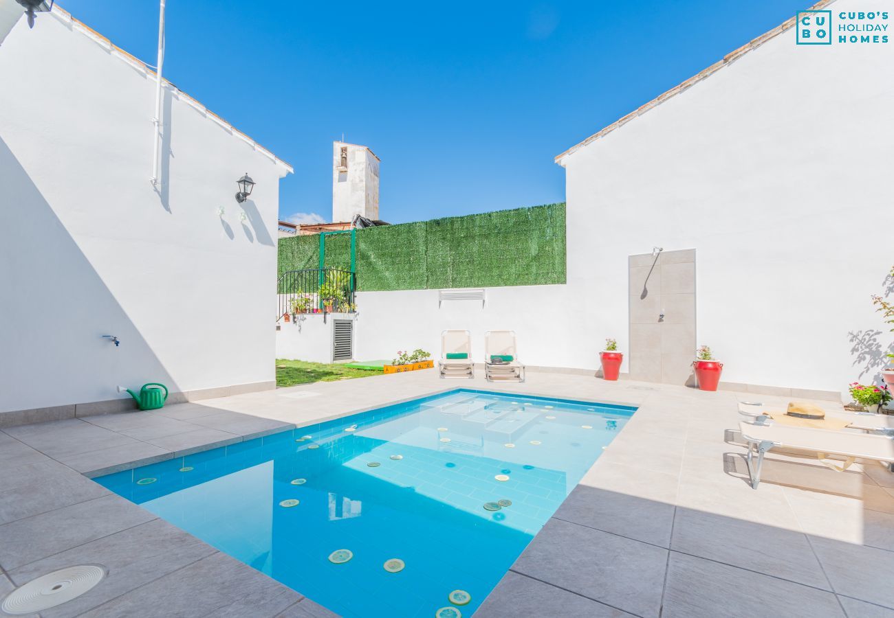 Piscina de esta casa rural en la Estación de Cártama