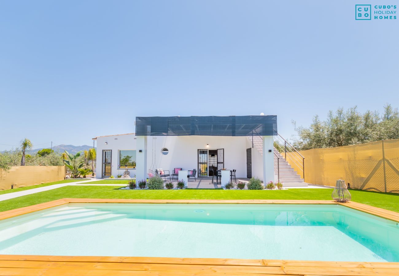 Piscina privada de esta finca en Alhaurín el Grande