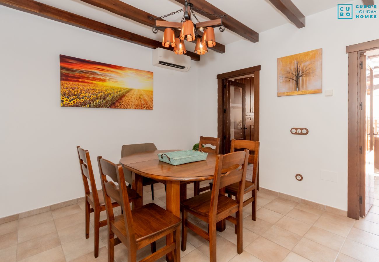 Salón comedor con chimenea de esta casa en El Torcal