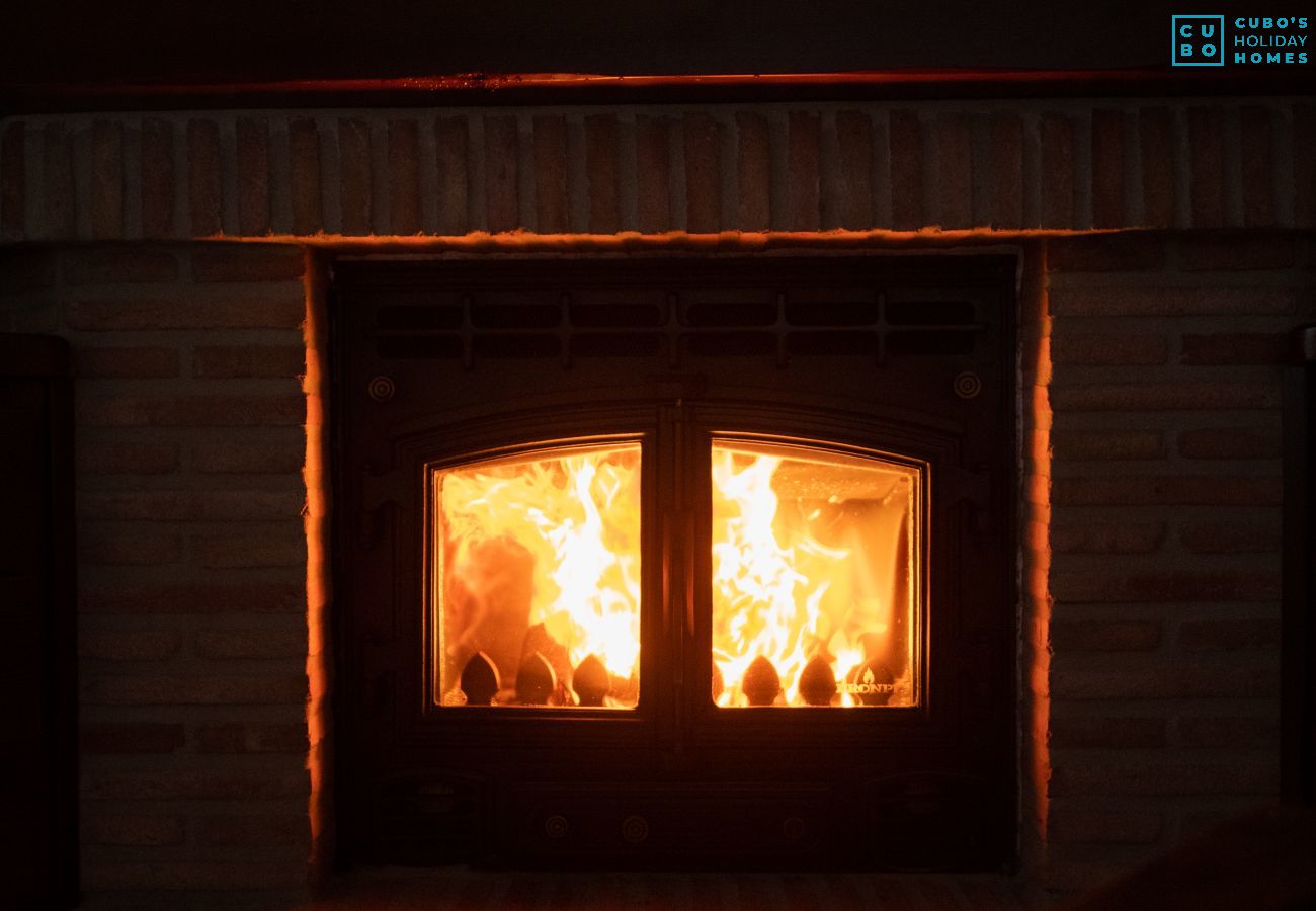 Salón con chimenea de esta casa de El Torcal