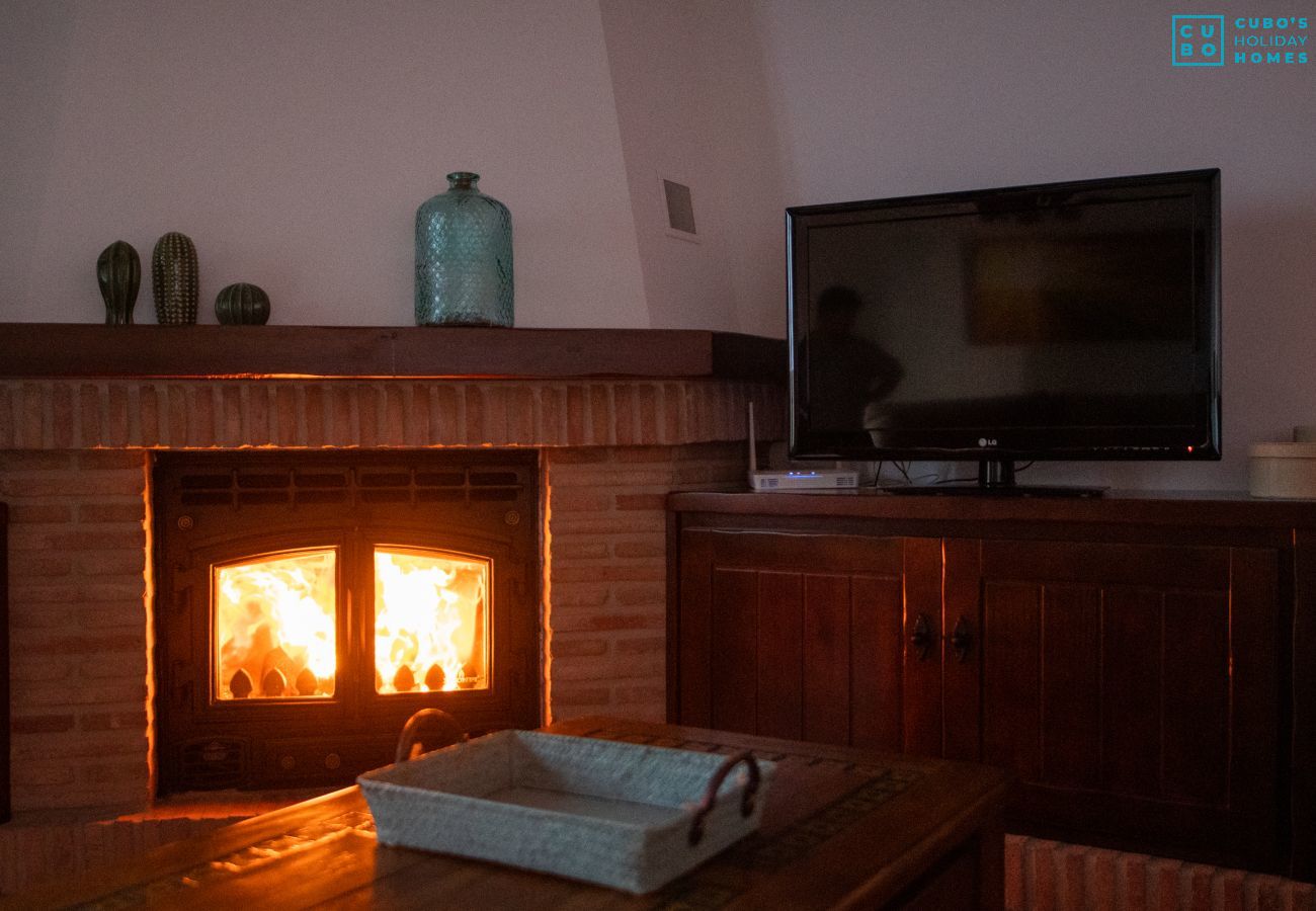 Salón con chimenea de esta casa de El Torcal