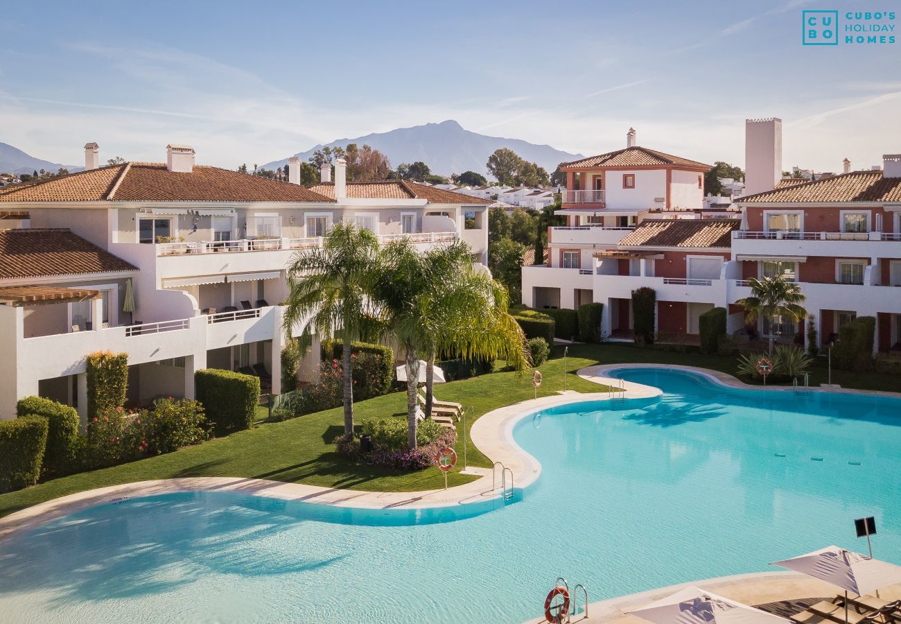 Piscina comunitaria de este apartemento en Marbella