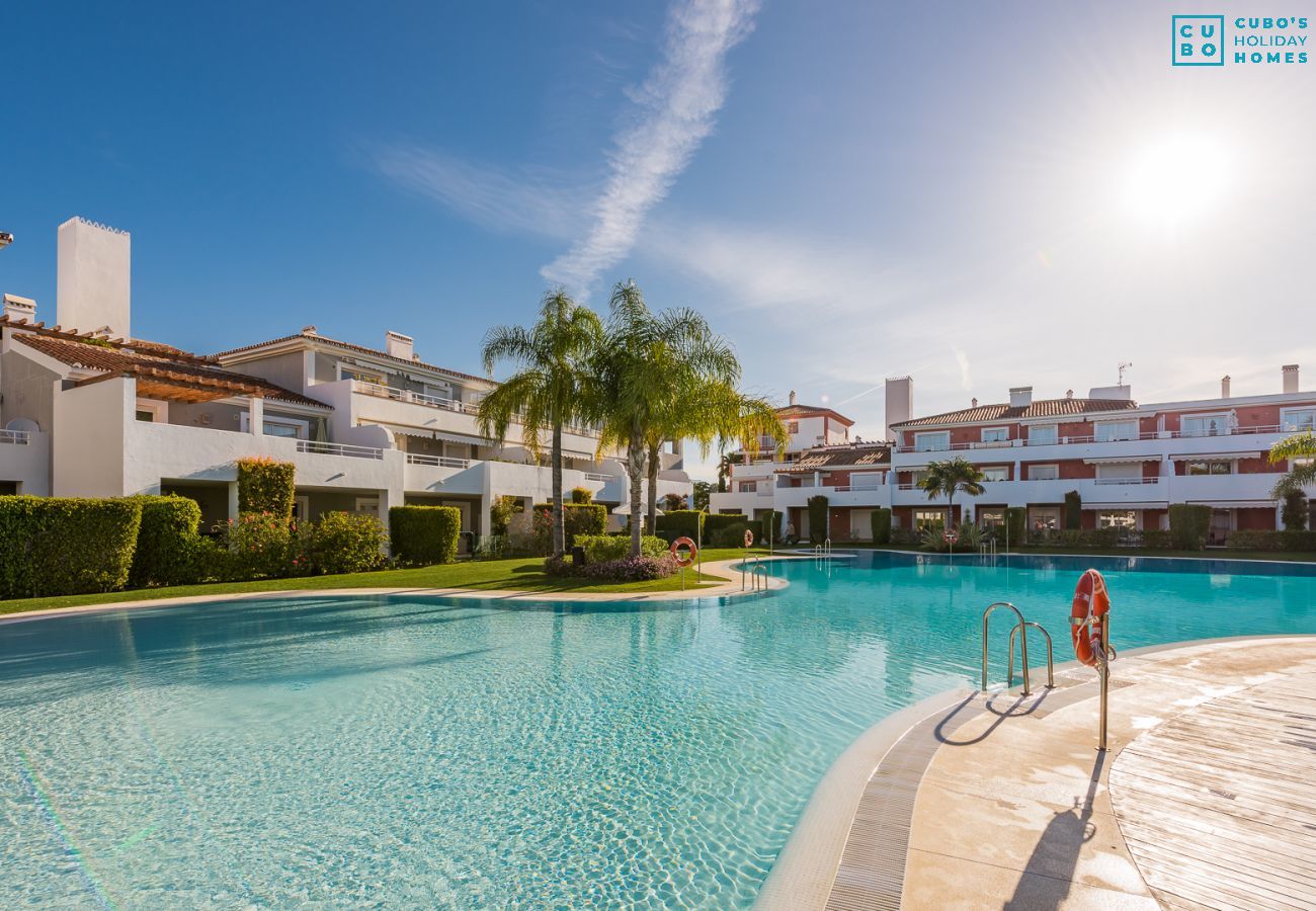 Piscina comunitaria de este apartemento en Marbella