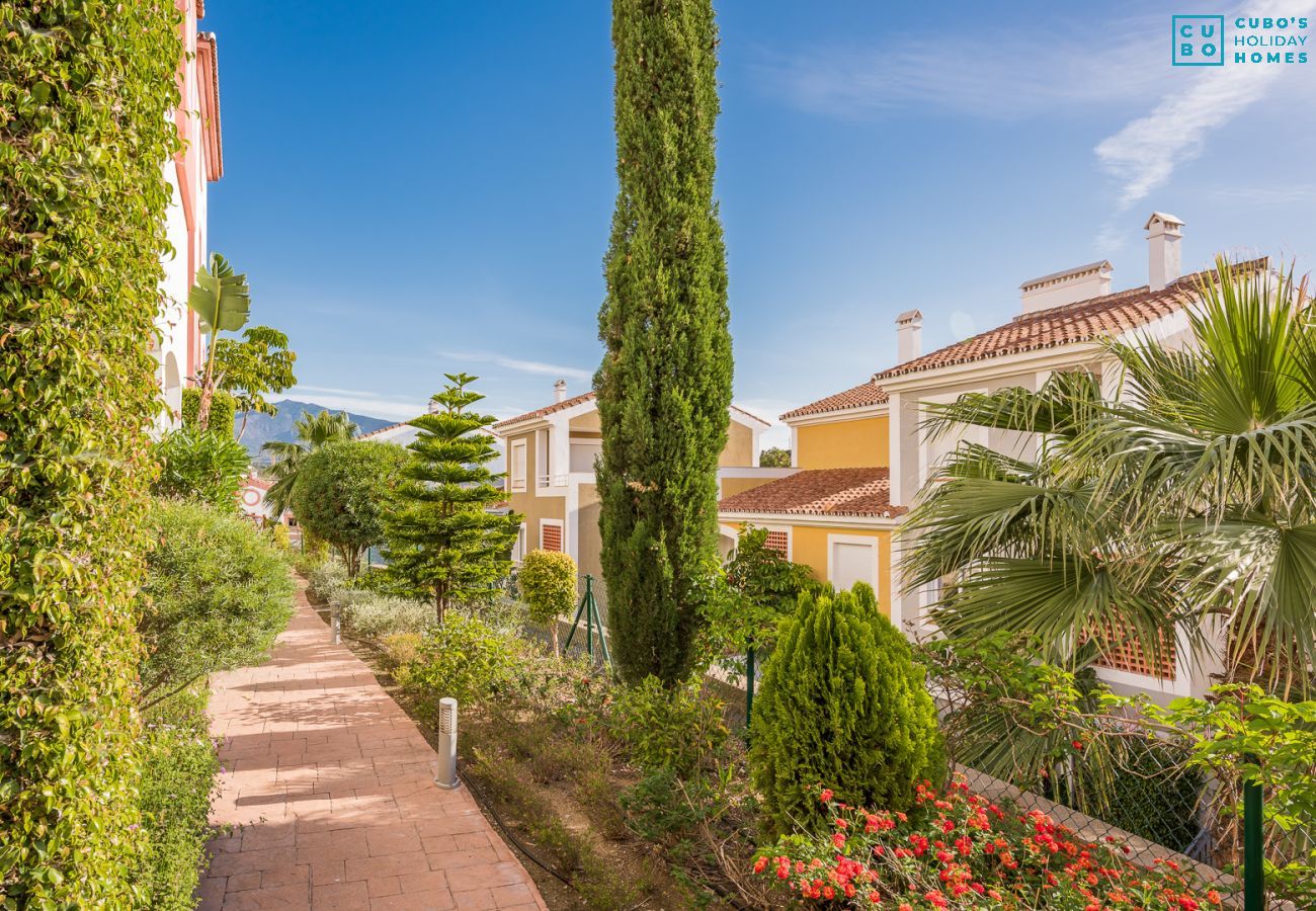 Jardín comunitario de este apartamento en Marbella