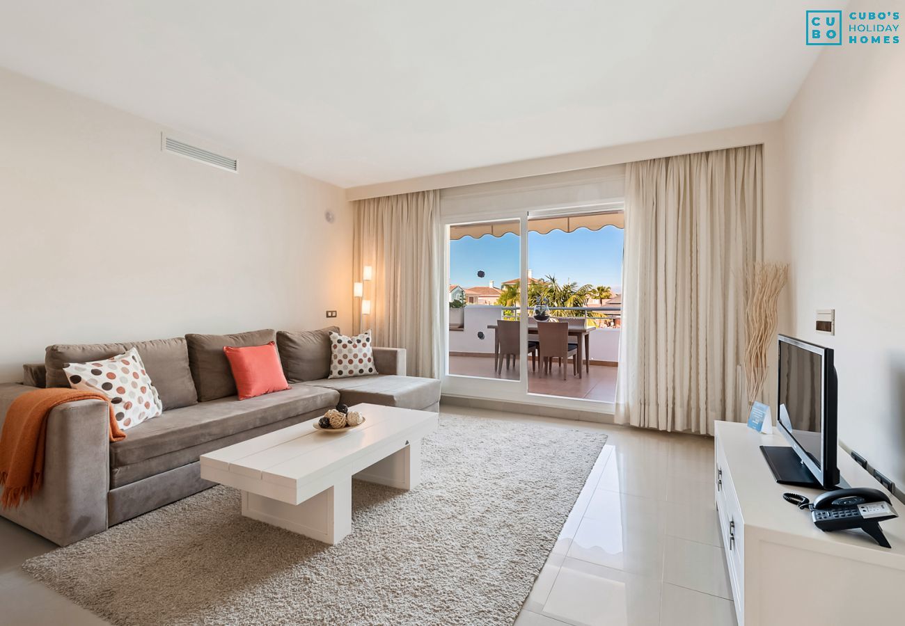 Salón de este apartamento en Marbella 