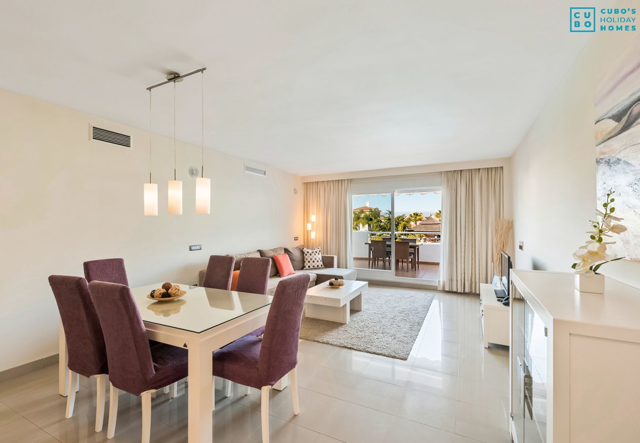 Salón comedor de este apartamento en Marbella 