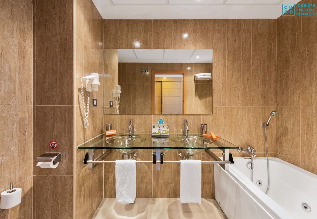 Baño de este apartamento en Marbella