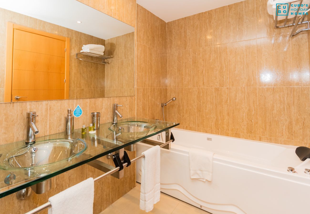 Baño de este apartamento en Marbella