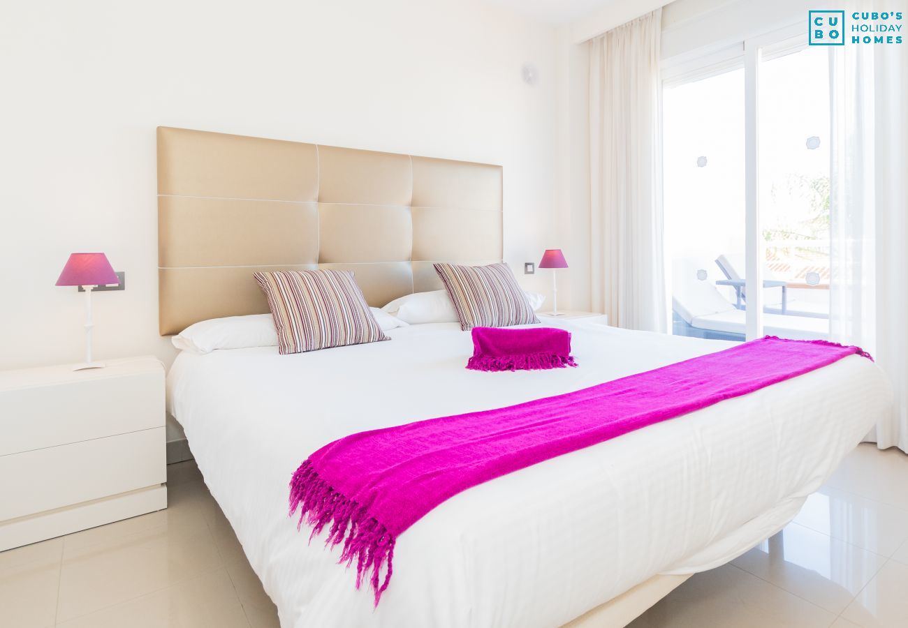 Dormitorio de este apartamento en Marbella 