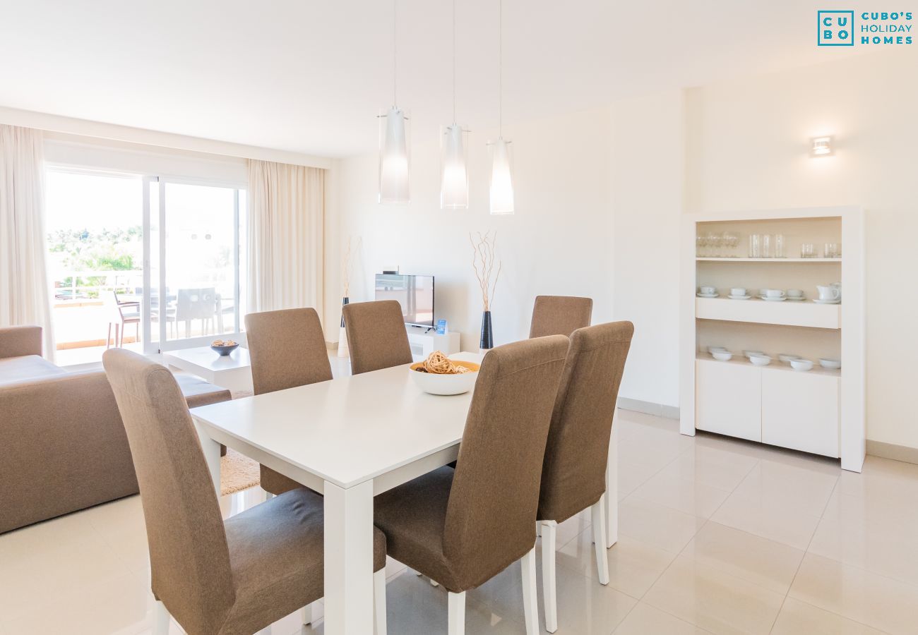 Salón comedor de este apartamento en Marbella 