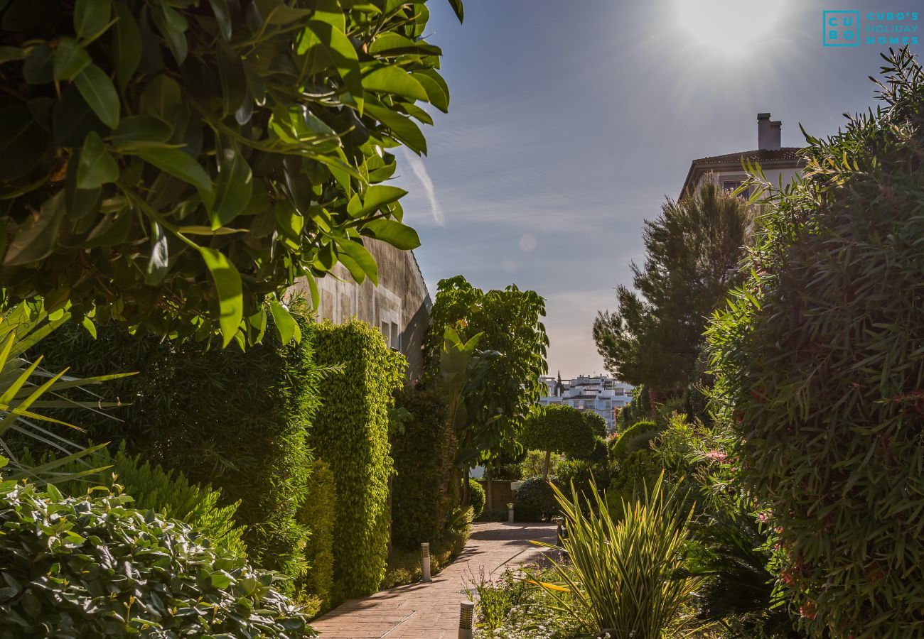 Jardín de este apartamento en Marbella