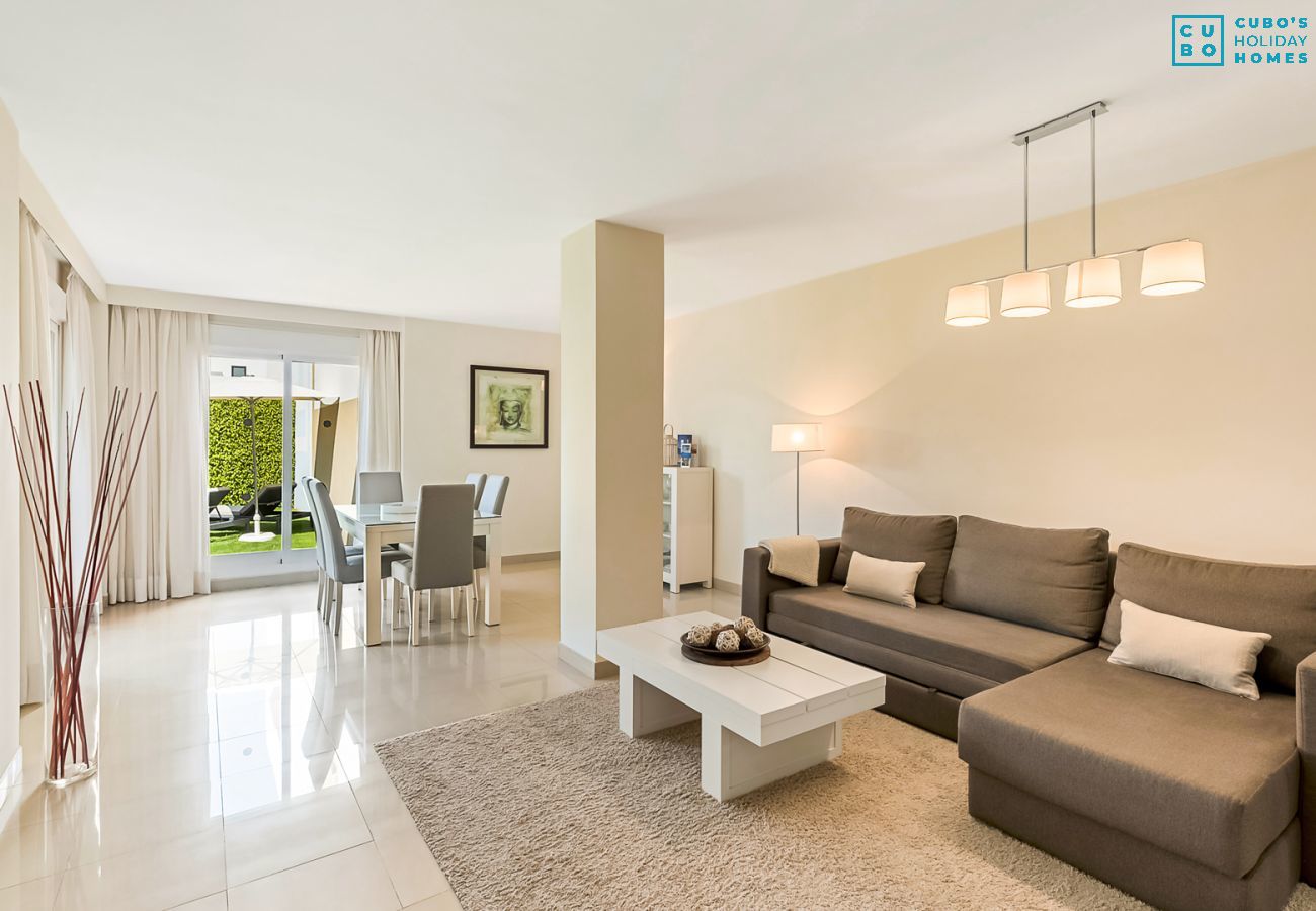 Salón de este apartamento en Marbella