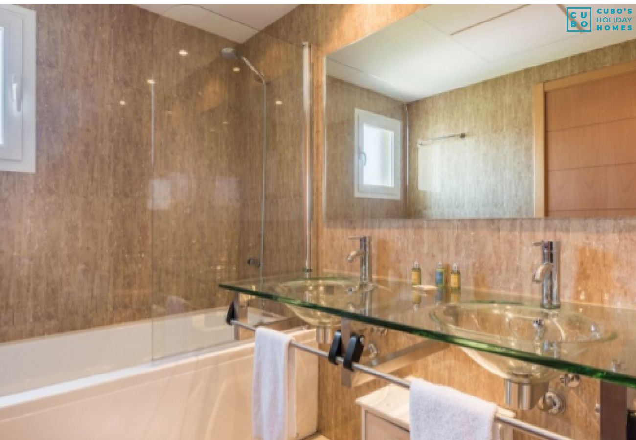 Baño de este apartamento en Marbella