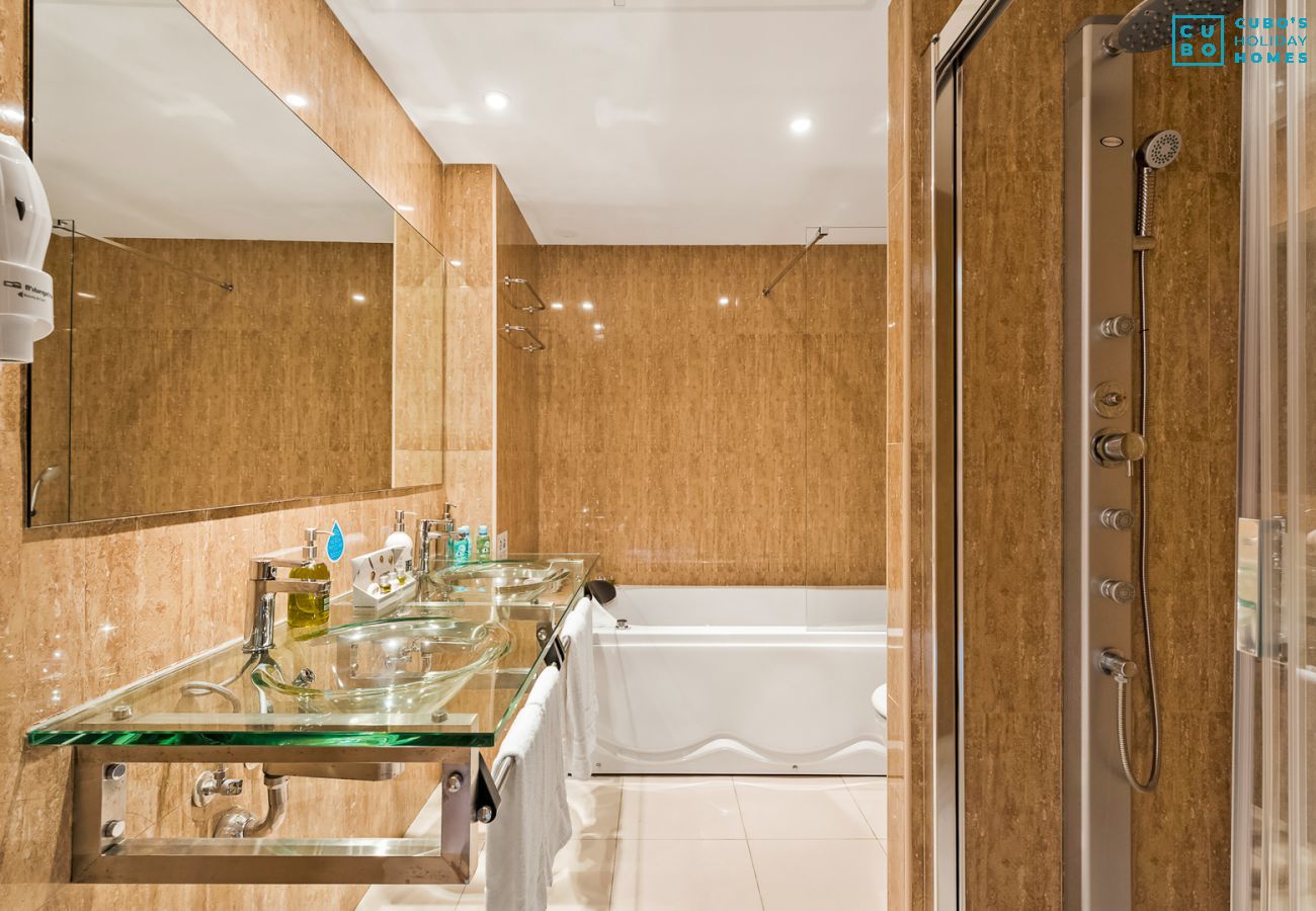 Baño de este apartamento en Marbella