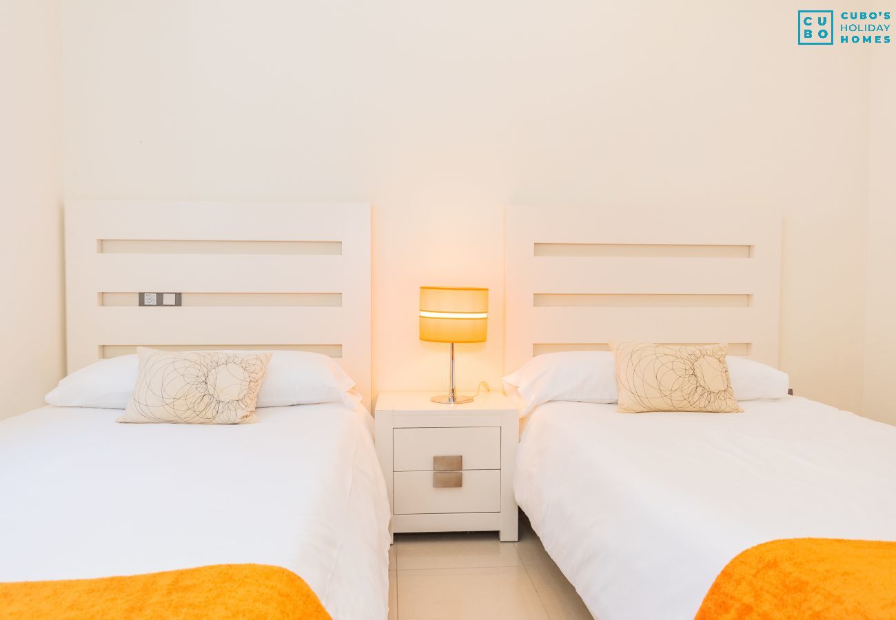 Dormitorio infantil de este apartamento en Marbella