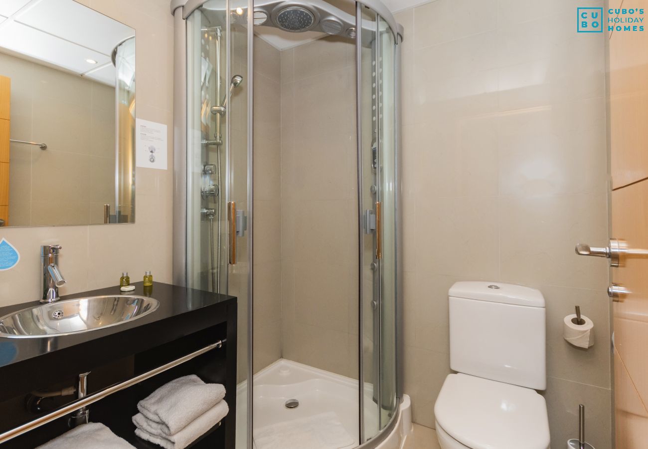 Baño de este apartamento en Marbella