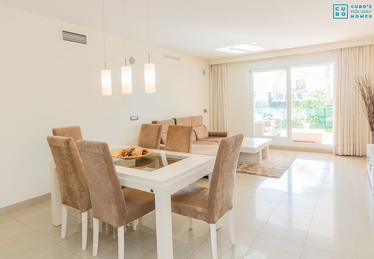 Salón de este apartamento en Marbella