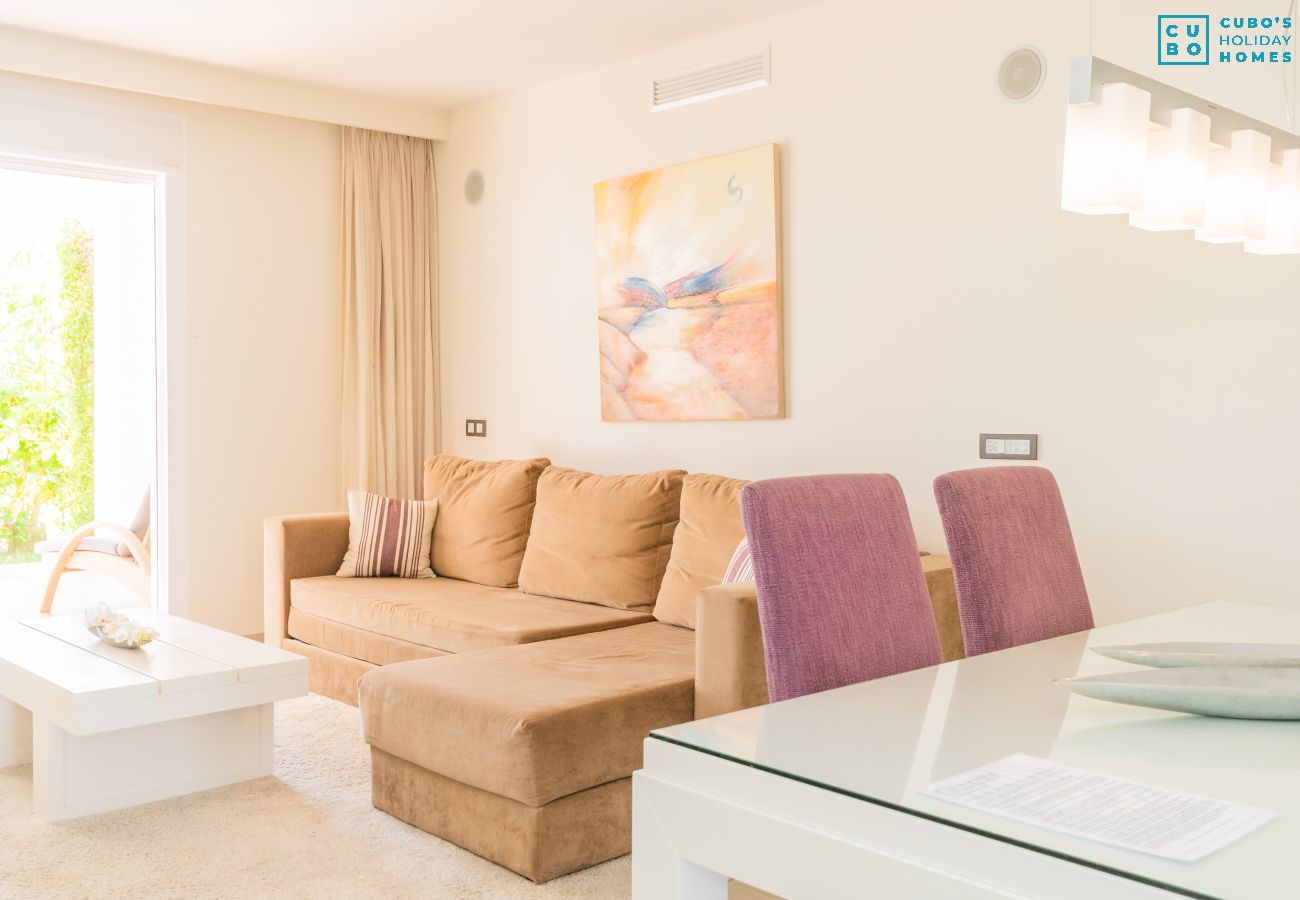 Salón de este apartamento en Marbella