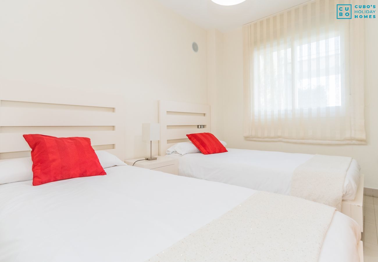 Dormitorio infantil de este apartamento en Marbella