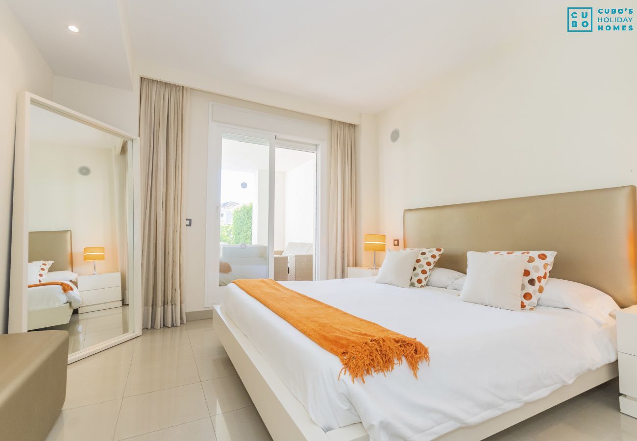 Dormitorio de este apartamento en Marbella