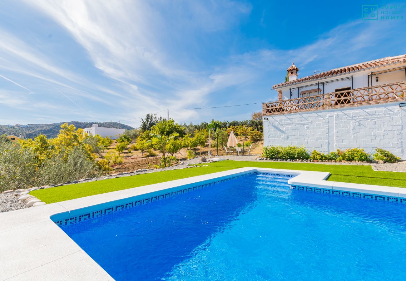 Piscina privada de este chalet en Coín