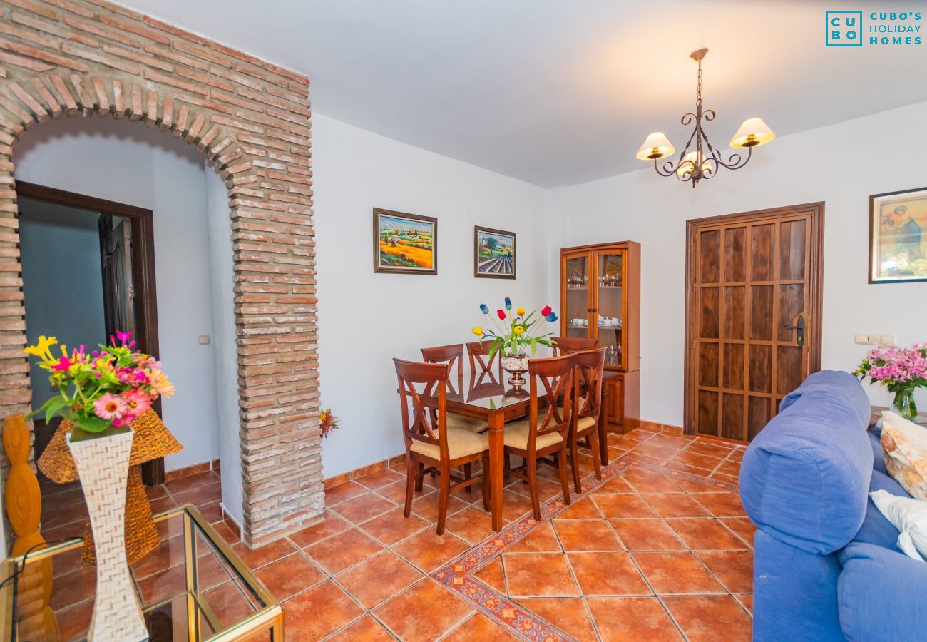 Cocina de esta casa con chimenea en Coín