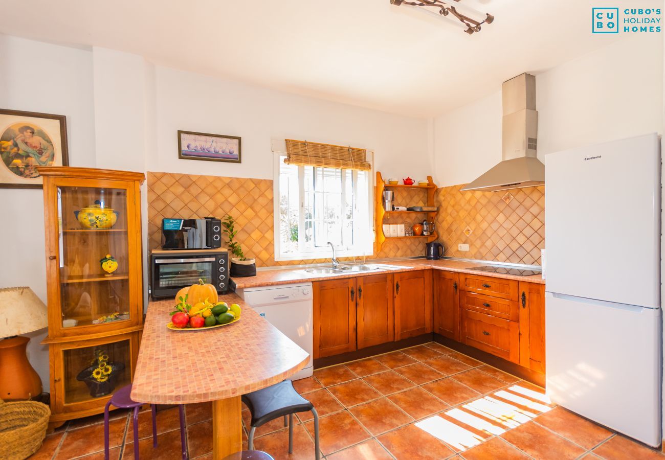 Cocina de esta casa con chimenea en Coín