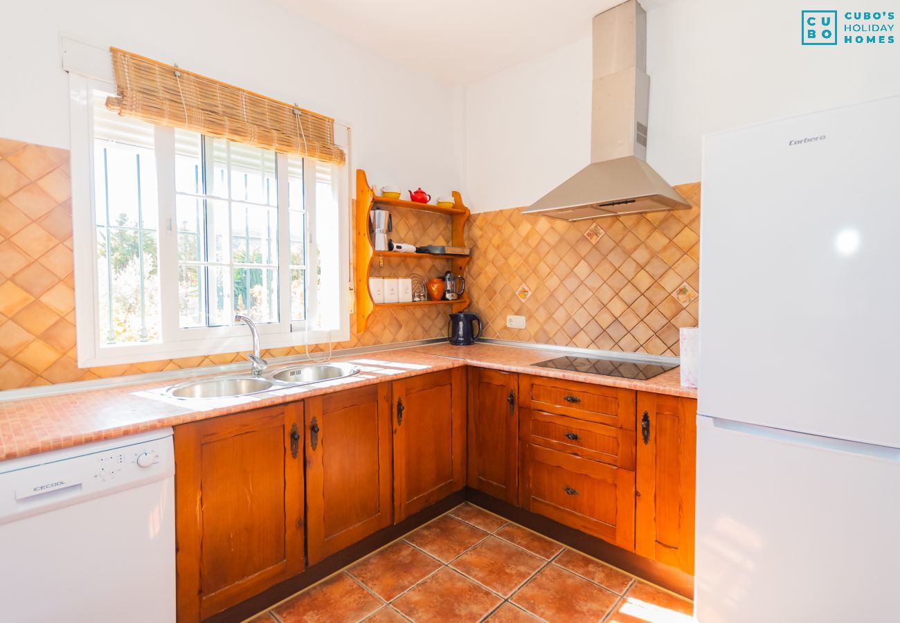 Cocina de esta casa con chimenea en Coín