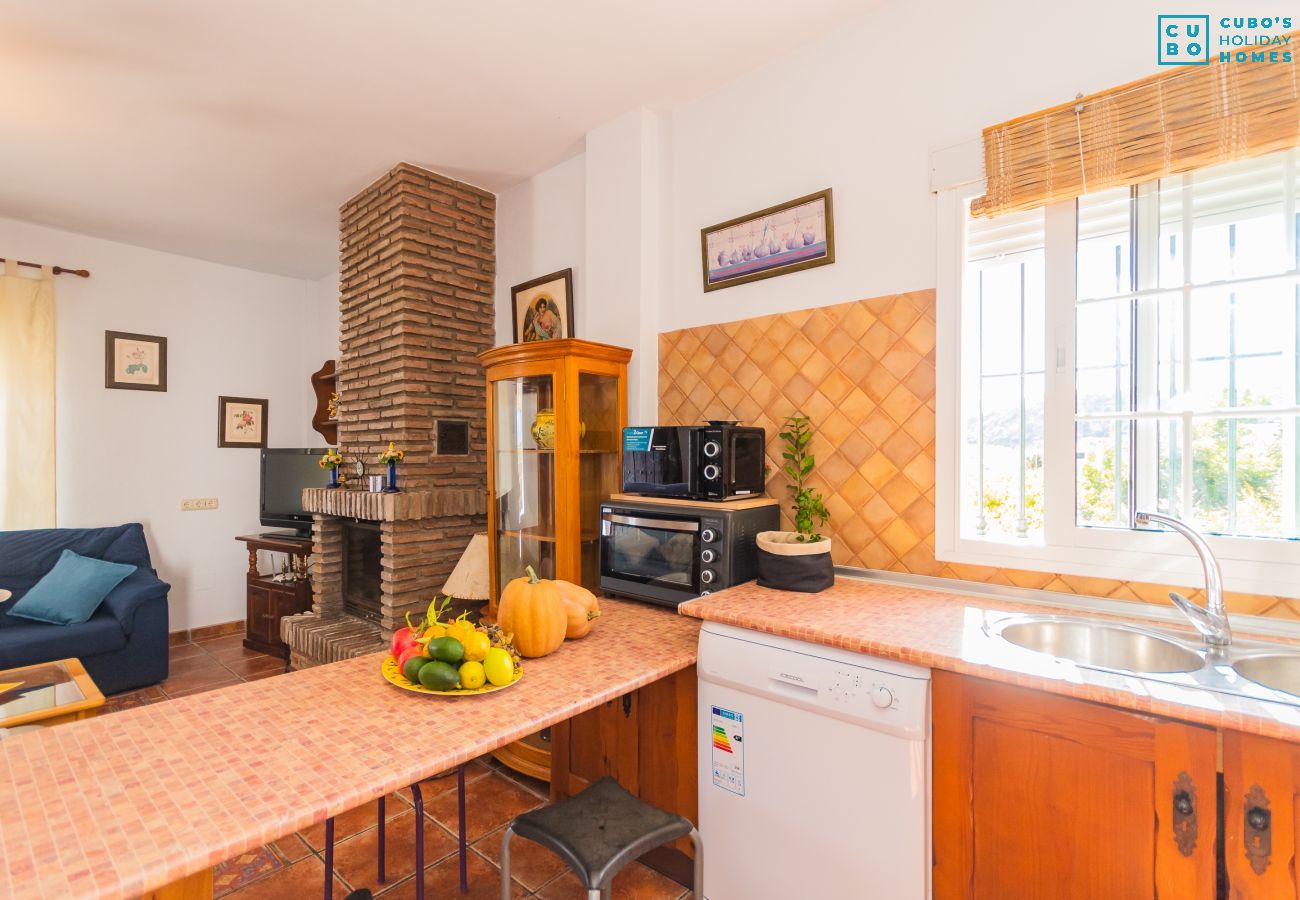 Cocina de esta casa con chimenea en Coín