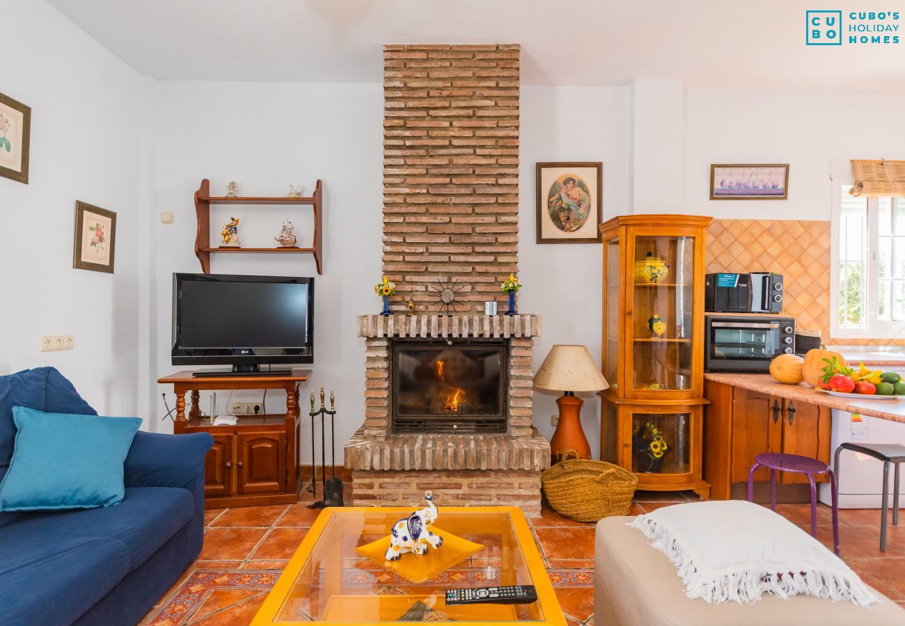 Salón de esta casa con chimenea en Coín